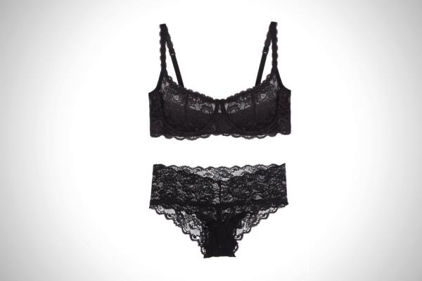 “Never Say Never” Balco<em></em>nette bra, $110</p>

<p>　　and hottie lowrise boyshort, $40, both at Cosabella.com