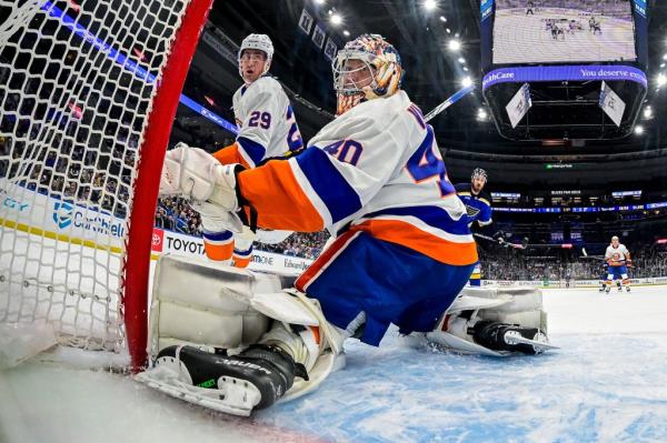 Islanders goalie Semyon Varlamov watches the puck during Thursday's game against the Blues.