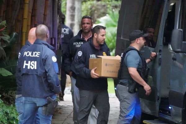 Feds raiding Diddy's home. 