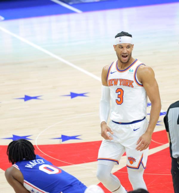 Josh Hart #3 of the New York Knicks reacts on the court  during the first quarter.</p>

<p>　　