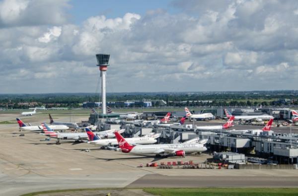 英国空中交通管制中断后的银行假日机场混乱｜英国新闻