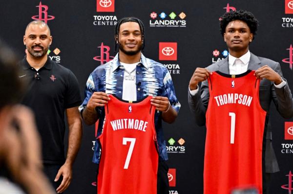 Houston Rockets NBA basketball first-round draft picks Cam Whitmore, left, and Amen Thompson, right, hold up their jerseys during a news co<em></em>nference at the Toyota Center in Houston, Monday, June 26, 2023.