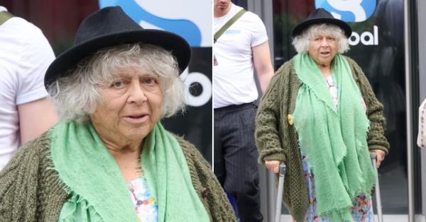 Miriam Margolyes在分享了严重的健康问题后拄着拐杖