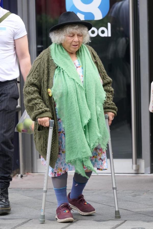 BGUK_2736969 - London, UNITED KINGDOM - Miriam Margolyes seen leaving the Global Radio Studios Pictured: Miriam Margolyes BACKGRID UK 26 SEPTEMBER 2023 BYLINE MUST READ: AlanDWest / BACKGRID UK: +44 208 344 2007 / uksales@backgrid.com USA: +1 310 798 9111 / usasales@backgrid.com *Pictures Co<em></em>ntaining Children Please Pixelate Face Prior To Publication*