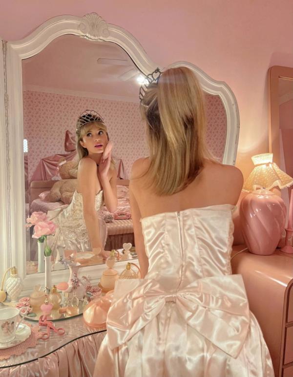 Hannah Dahl, 28, was trying out different colours on her home in LA, California when she painted the wall pink and had an aepiphanya.