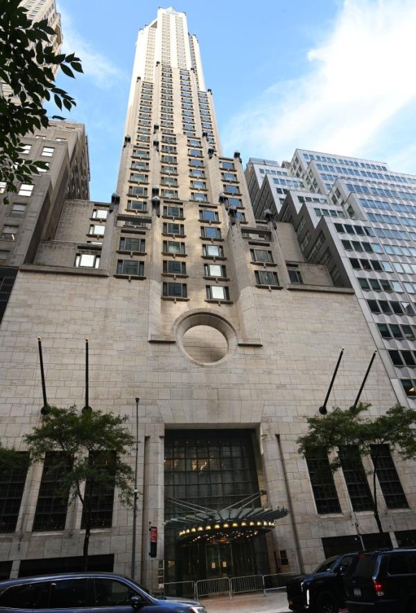 The entrance to the Four Seasons hotel.