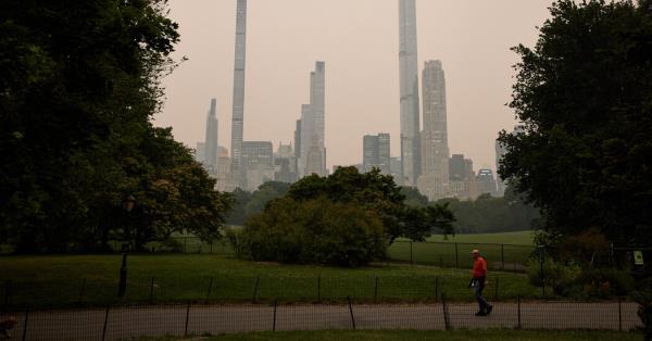 纽约市长亚当斯说，纽约市的空气“非常不健康”
