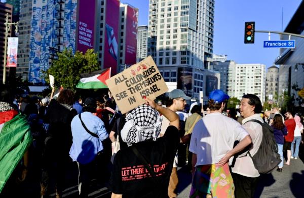 The crowd reportedly swelled as guests filed in for the fundraiser, which featured President Barack Obama, Julia Roberts, George Cloo<em></em>ney and more.