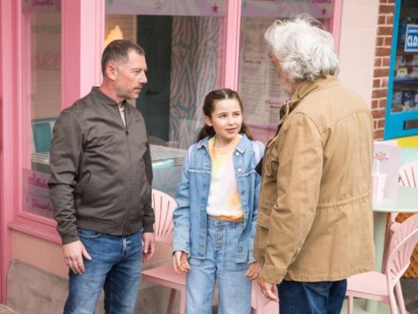 Stu co<em></em>nfronts Eliza and a man called Dom in the precinct in Corrie