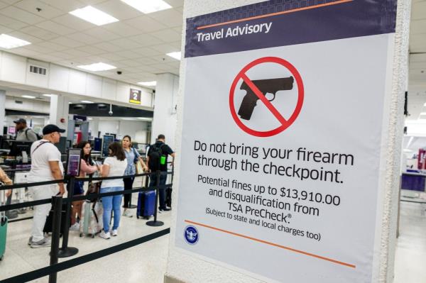 A sign telling passengers firearms not permitted past security. 