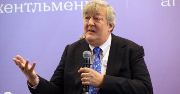 随着基辅发生爆炸，斯蒂芬·弗莱(Stephen Fry)赶到防空洞