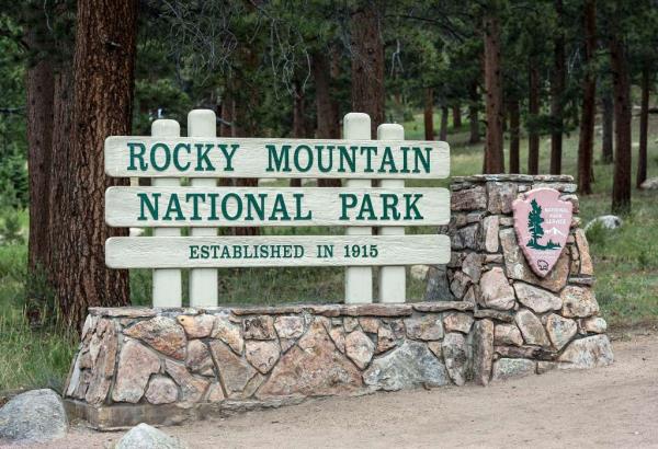 Entrance sign for Rocky Mountain Natio<em></em>nal Park.
