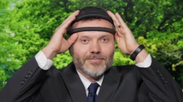 A headband that can detect early signs of Alzheimer?s disease whilst you sleep has been developed by scientists. See SWNS story SWSCalz. The device mo<em></em>nitors brainwaves and can flag up signs of the disease years before a diagnosis. Described as a fitness tracker for the brain, it can pick up the earliest stages of the disease before any symptoms are present. The study from researchers at University of Colorado Anschutz Medical Campus and Washington University in St. Louis and published in the journal Alzheimer's & Dementia is the largest of its kind to date.