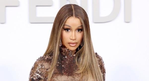 Cardi B看起来疲惫不堪，因为她被加利福尼亚地震唤醒