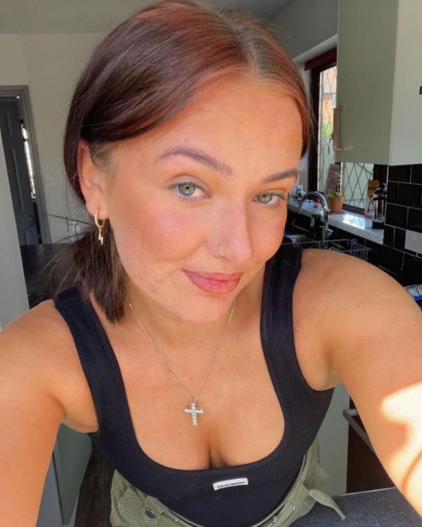 Courtney Jo<em></em>nes with makeup on with clearer skin