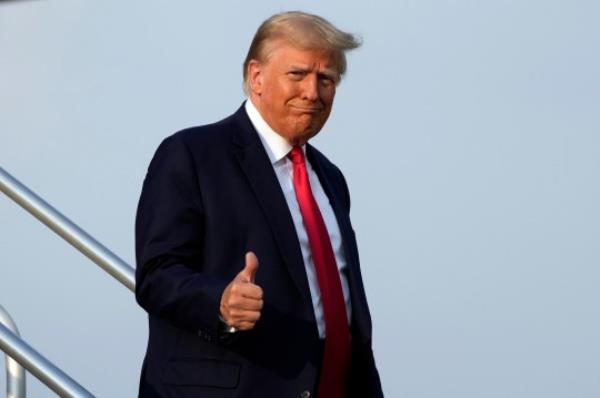 Former President Do<em></em>nald Trump gave a thumbs up as he arrives at Atlanta Hartsfield-Jackson Internatio<em></em>nal Airport before getting booked into jail and havin<em></em>g his mugshot taken