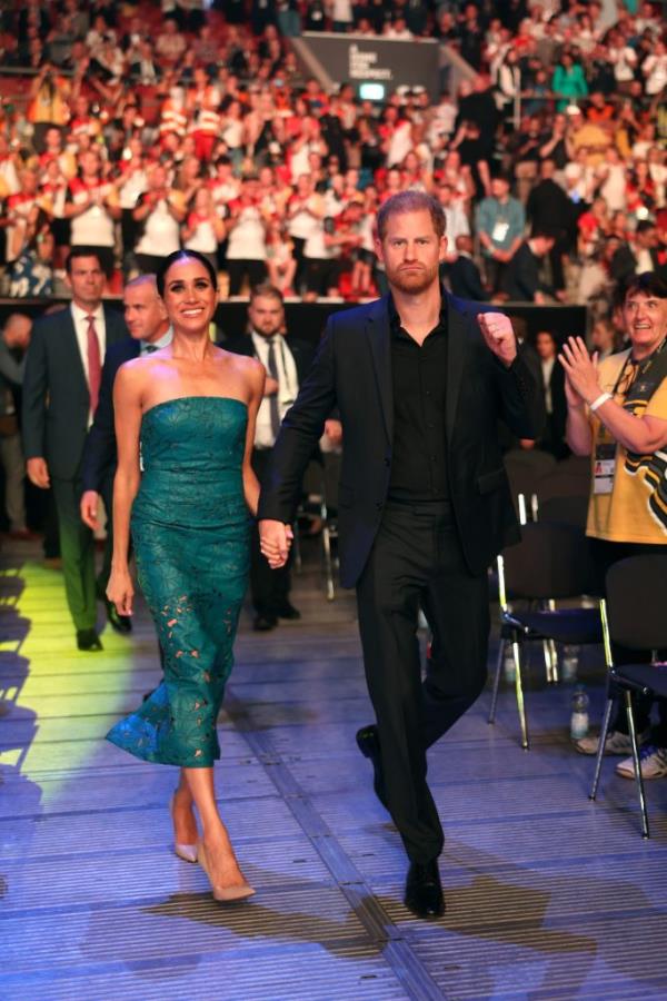 Prince William, Prince of Wales, Catherine, Princess of Wales and David Beckham speak backstage after The Earthshot Prize 2022