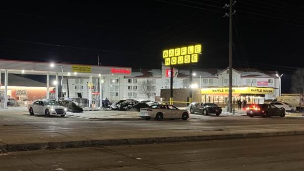 Police said officers respo<em></em>nded to the shooting at Waffle House on Lynhurst Drive around 12:30 a.m., reports said.</p>

<p>　　