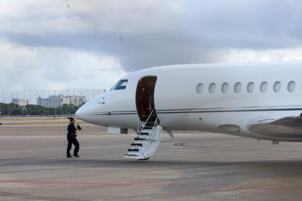 Following her tour in Argentina and Brazil, superstar Taylor Swift made her way back to the United States, landing at West Palm Beach airport