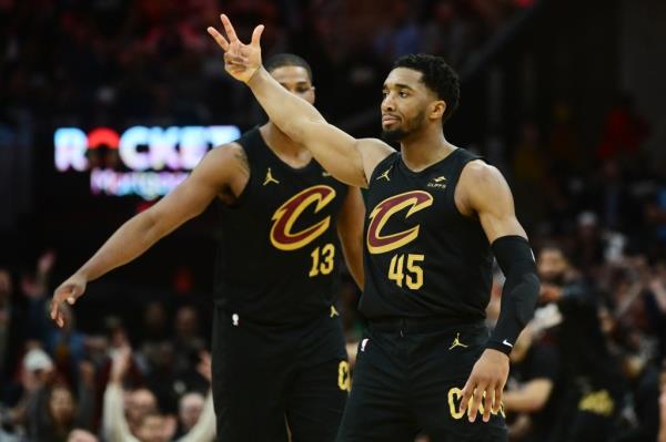 Do<em></em>novan Mitchell celebrates during the Cavaliers' win over the Magic on Sunday.