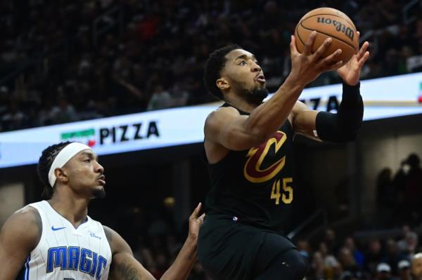 Do<em></em>novan Mitchell drives to the basket against the Magic on Sunday.