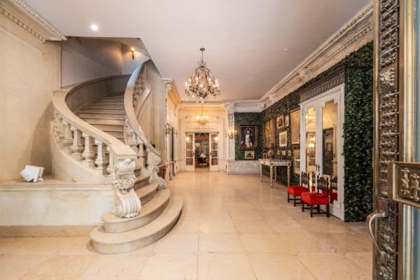 Curved stairs and a grand entrance 