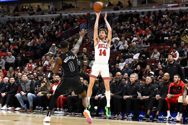 Chicago Bulls forward Matas Buzelis (14) shoots a three point basket against Brooklyn Nets forward Dariq Whitehead (0)   during the first half at United Center.