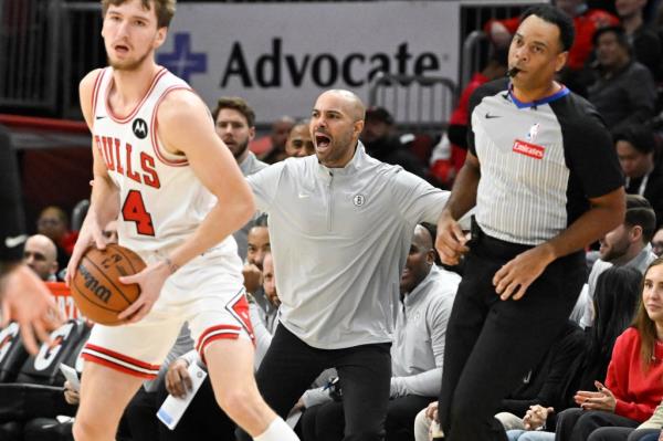 Brooklyn Nets head coach Jordi Fernandez directs his team against the Chicago Bulls during the first half at the United Center.