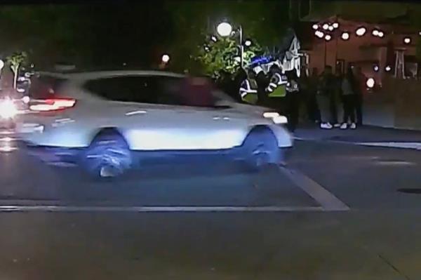 A white SUV was performing do<em></em>nuts outside the Black and Blue Restaurant in Santa Clarita Sunday morning. 