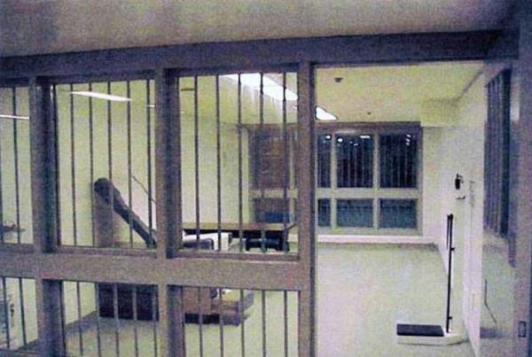 In 2019, inmates endured freezing temperatures for roughly a week after an electrical fire caused the facility’s heat and lighting to fail, according to reports.</p>

<p>　　