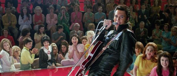 Austin Butler as Elvis singing to a crowd in the movie 