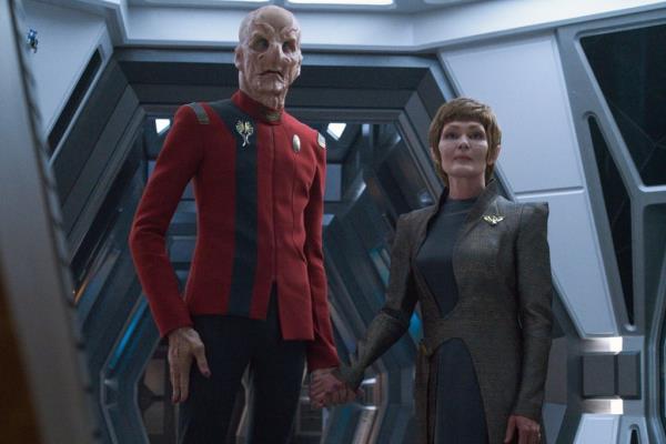Jo<em></em>nes as Saru and Tara Rosling as T’Rina in Season 5.