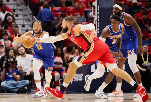 Jalen Brunson, who was held to just 14 points, battles Jo<em></em>nas Valanciunas for the ball during the Knicks' loss.