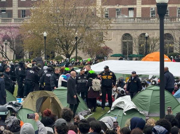 Cops co<em></em>nfront the protesters.