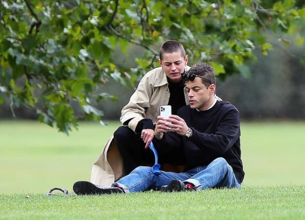 42岁的Rami Malek和27岁的Emma Corrin在伦敦的一个公园里