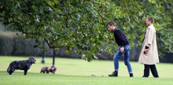 BGUK_2733410 - *EXCLUSIVE* London, UNITED KINGDOM - *WEB MUST CALL FOR PRICING* Actors Rami Malek and Emma Corrin pictured spending some quality time together at a park in North London. The couple was pictured looking relaxed as they chilled out in the park together taking pictures and enjoying time with her pet dog. Pictured: Rami Malek and Emma Corrin BACKGRID UK 21 SEPTEMBER 2023 UK: +44 208 344 2007 / uksales@backgrid.com USA: +1 310 798 9111 / usasales@backgrid.com *Pictures Co<em></em>ntaining Children Please Pixelate Face Prior To Publication*