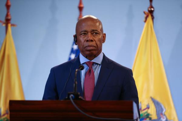 Mayor Eric Adams has pushed to roll back the city's universal “right to shelter” regulation in recent months.</p>

<p>　　