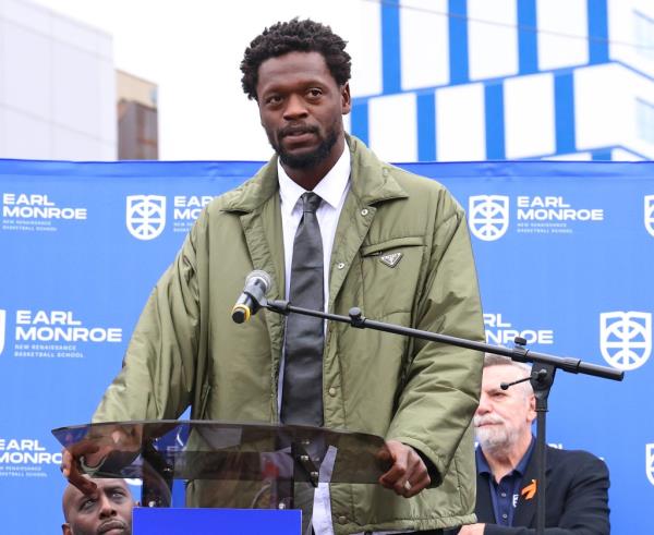 Julius Randle speaks during the ceremony at the Earl Mo<em></em>nroe New Renaissance Basketball School.