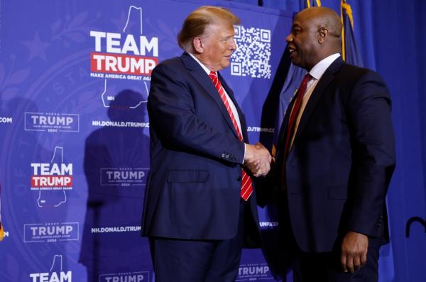 Sen. Tim Scott (R) (R-SC) shakes hands with Republican presidential candidate and former President Do<em></em>nald Trump during a campaign rally at the Grappone Co<em></em>nvention Center on January 19, 2024 in Concord, New Hampshire. 