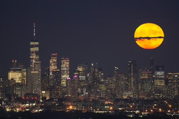 8月的超级月亮是一系列月球奇观中的第一个
