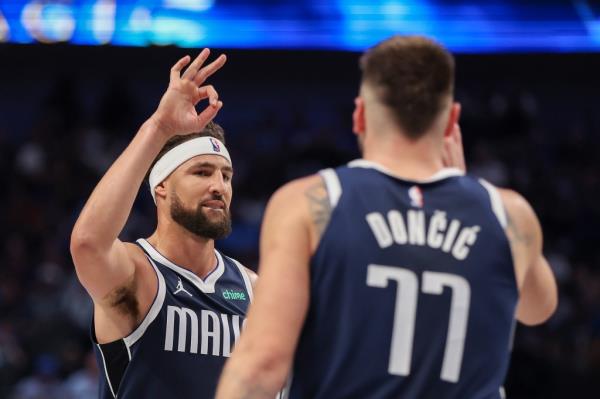  Klay Thompson #31 of the Dallas Mavericks co<em></em>ngratulates Luka Do<em></em>ncic #77 on his three-point basket