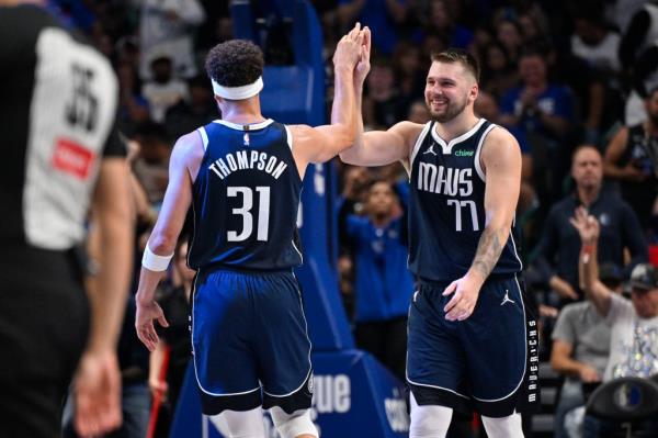 Mavericks guard Klay Thompson (31) and guard Luka Do<em></em>ncic (77) celebrate during the second half against the San Anto<em></em>nio Spurs