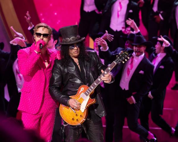 Gosling's live performance featured a surprise appearance from legendary guitarist, Slash.