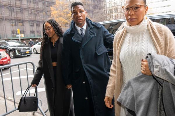 Jo<em></em>nathan Majors, 34, arrives in Manhattan Criminal Court Thursday for his trial, arm-in-arm with his new girlfriend