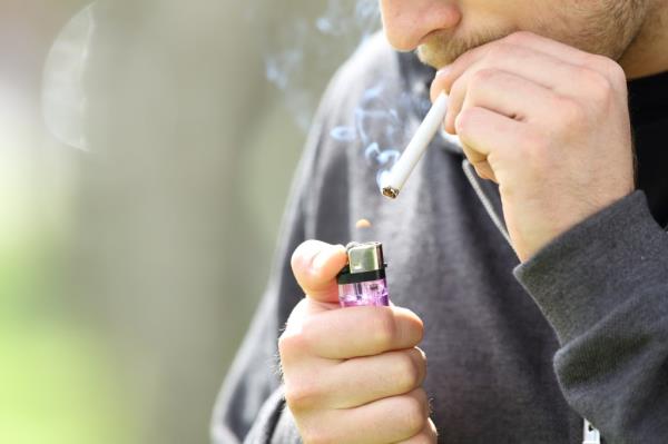 The regulations sparked a co<em></em>ntentious debate between health advocates, civil liberties, and business groups.</p>

<p>　　