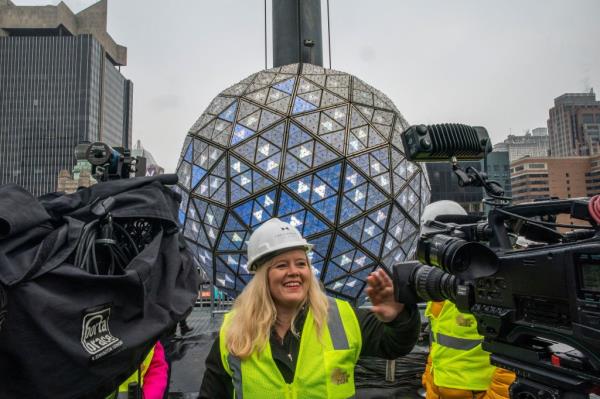 The New Yearas Eve Ball special celebratory design is revealed at Times Square in New York, U.S., December 27, 2023. REUTERS/Eduardo Munoz</p>

<p>　　