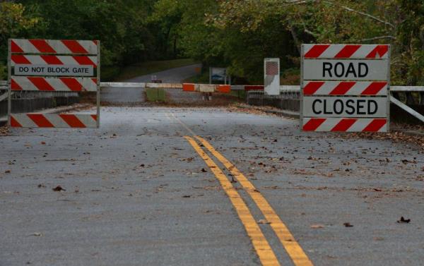 A photo of the closed roadway.
