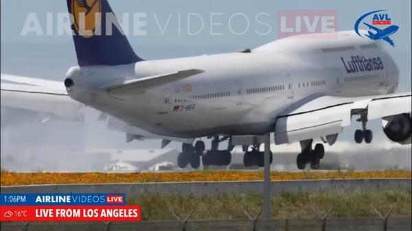 After its second failed landing, the pilot decided to abort as the video shows the 400-seat plane taking off into the sky o<em></em>nce again. 
