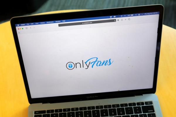 o<em></em>nlyfans logo on laptop