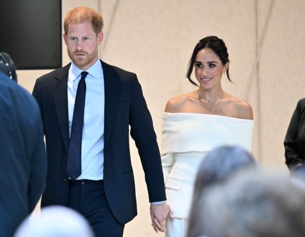 Prince Harry and Meghan Markle are 'desperate' to maintain royal co<em></em>nnections for mo<em></em>ney profits: report